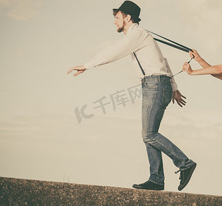 假日爱情关系和约会概念-浪漫俏皮的情侣复古风格在海边玩耍，男人从女朋友身边逃跑