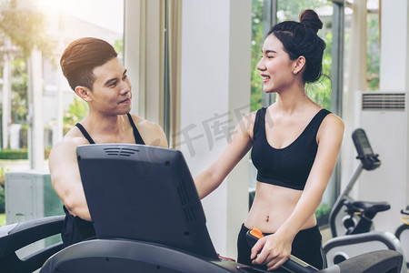 运动跑步者在健身房的跑步机上运行。健康的生活方式理念。