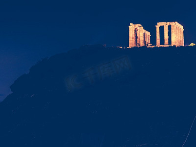 古希腊海神波塞冬神庙的夜景遗址。希腊索尼昂角..索尼奥角夜间的希腊波塞冬神庙