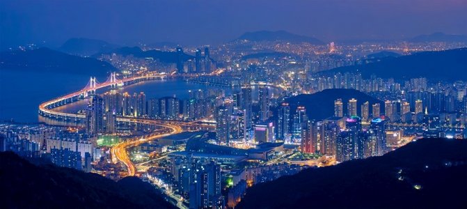 釜山城市全景，摩天大楼和光安桥在夜晚被照亮。釜山。韩国。釜山夜景广安桥