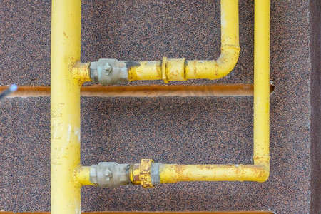 泼出去的摄影照片_房子外面的黄色煤气管，用来把家里的软能源输送出去。
