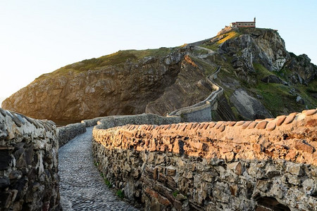 San Juan de Gaztelugatxe，它的中世纪楼梯和桥在日落，巴斯克国家，西班牙。圣胡安德加斯特卢加茨