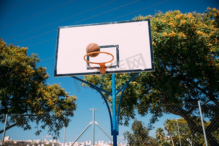 篮球落入篮框蓝天