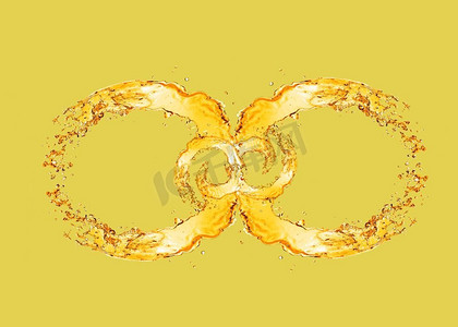 啤酒标志摄影照片_创造性无限符号从飞溅轻啤酒在一个黄色背景与复制空间的创造性无限符号飞溅的淡啤酒带来的无限标志。