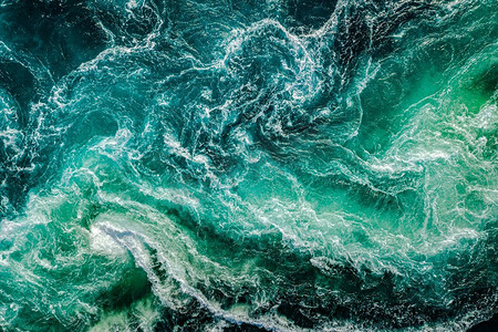 海诺摄影照片_涨潮和退潮时，江水和大海的水波相遇。挪威诺德兰萨尔特斯特鲁门大漩涡
