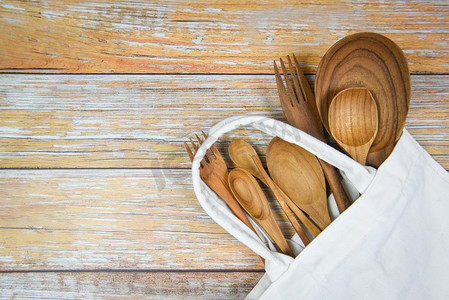 天然木制厨房工具背景下的助手切割板与布袋