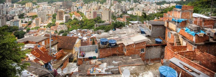 里约热内卢市中心和贫民窟。  巴西