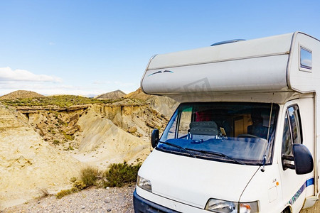 大篷车在塔伯纳斯沙漠中露营。西班牙安达卢西亚的阿尔梅里亚省。在活动房屋里旅行..塔贝纳斯沙漠中的露营房车，西班牙