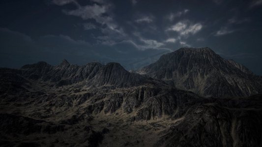 天空乌云摄影照片_黑暗的山与乌云在雨季。第1000章乌云中的黑暗山