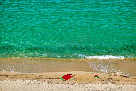 希腊西索尼亚美丽的充气浮标和环状海滩