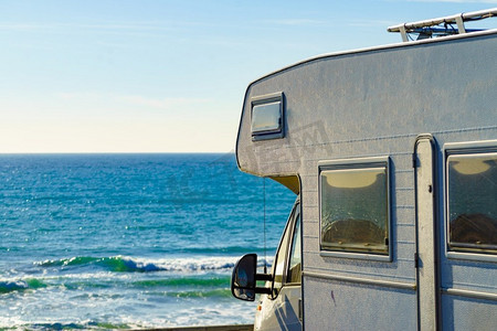 露营房车露营海滩海岸。大篷车度假..大篷车露营在海边，西班牙