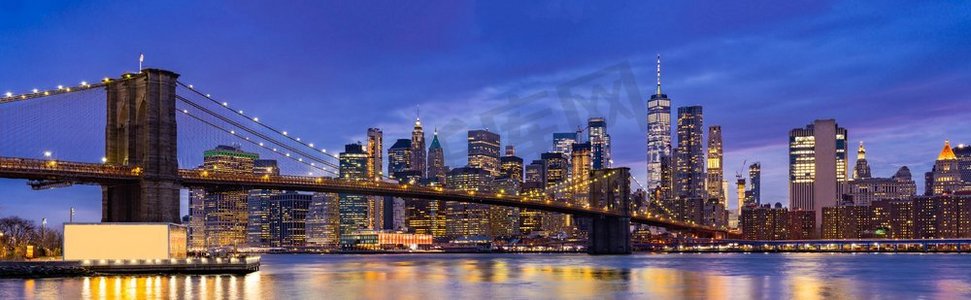 全景布鲁克林桥与较低的曼哈顿摩天大楼建筑为纽约市在纽约州NY，美国