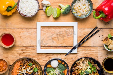 多彩边框摄影照片_白色边框框架与筷子泰国传统食品木制桌子