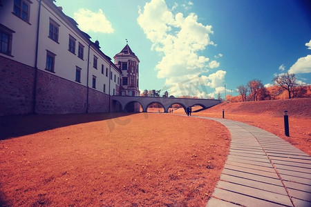 游客在白俄罗斯观看城堡