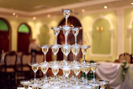 酒吧酒杯摄影照片_金字塔形的酒杯、香槟