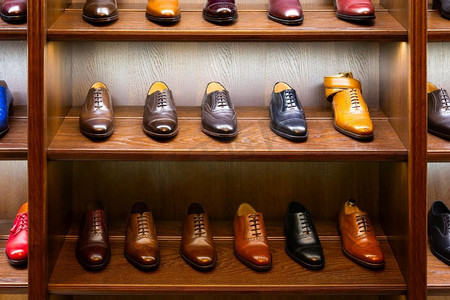 全粒面皮鞋在男鞋精品店的木制展示。黑色、棕色和其他颜色..男士鞋业精品店