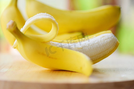 香蕉皮/关闭od新鲜成熟香蕉水果剥皮在木板 