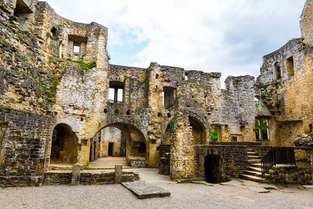 欧式古老摄影照片_古老的城堡遗址，古老的石头建筑，欧洲建筑，中世纪的城镇，著名的旅游和旅游胜地