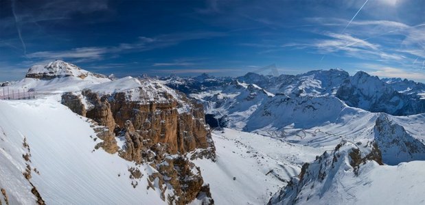 从帕索·波尔多伊山口俯瞰意大利境内的滑雪胜地滑雪道和白云山全景。意大利阿拉巴。意大利白云石滑雪胜地