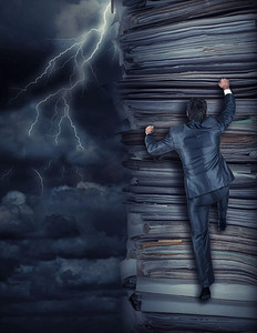 商人在风暴中爬上一堆文件