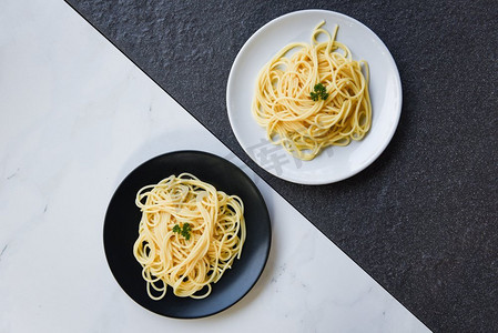 意大利面意大利面食在白色板和黑色板意大利面食物和菜单概念，顶视图