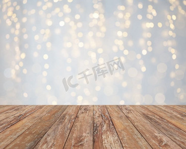 假日概念-空的木质表面或桌子上有圣诞金色的灯光背景。挂着圣诞金色彩灯的空木桌