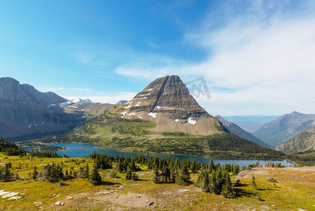 美国蒙大拿州冰川国家公园风景如画的岩石山峰