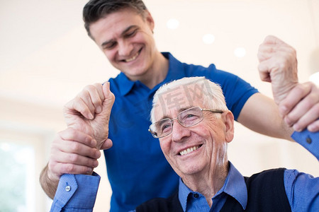 男护士举臂评估老年脑卒中患者
