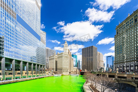 圣帕特里克节节摄影照片_芝加哥天际线建筑沿着芝加哥河的绿色染色河在圣帕特里克节节日在芝加哥市中心IL美国’