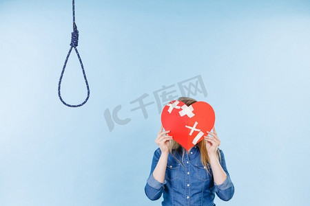 伤心沮丧的女人在心碎后想自杀.