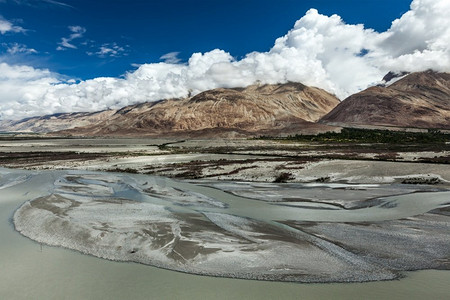 喜马拉雅山脉Nubra Valley的景观。印度拉达克，努布拉谷。喜马拉雅山脉Nubra Valley的景观