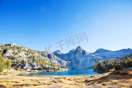 美丽的自然景色在春天的山脉。内华达山脉风景。