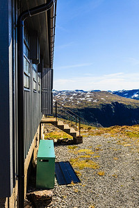 夏天雪山摄影照片_海特和岩石景观与雪山在远处。挪威自然海特和岩石景观与雪山在远处。