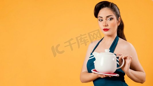 水果茶壶摄影照片_可爱的美女拿着茶壶2