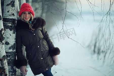 女孩冬天雪霜冻的白天散步