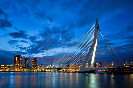 伊拉斯谟大桥 (erasmusbrug) 和鹿特丹天际线景观在夜间被照亮.
