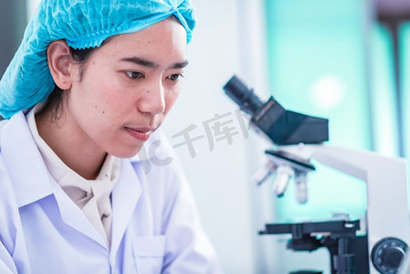 化学教学摄影照片_亚洲科学家在实验室、化学实验室进行研究