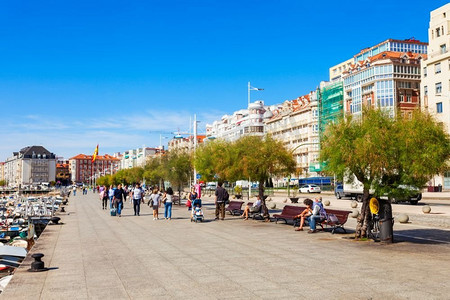 桑坦德，西班牙—2017年9月27日：桑坦德市堤岸长廊，坎塔布里亚地区的首都在西班牙