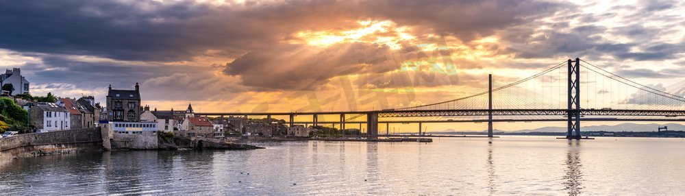 桥梁摄影照片_美丽的日落全景在第四公路桥和皇后渡口桥在爱丁堡苏格兰英国。