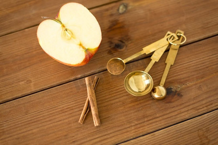 水果，食物烹饪和食用概念—半个苹果和菜刀在木砧板上。半个苹果和刀在木砧板上