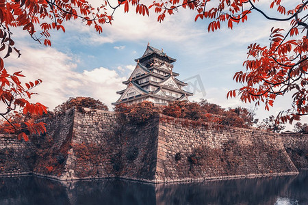 日本大阪，秋天，从花园里俯瞰大阪城堡。从花园里俯瞰大阪城堡，日本