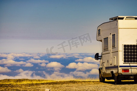 云层之上的大篷车房车。葡萄牙山区自然野营车之家。用露营车冒险..房车露营者在云层之上的山上