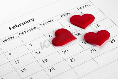 2020摄影照片_情人节在日历的红色丝绸心脏与14二月日期背景，爱，庆祝概念。’情人节日历’