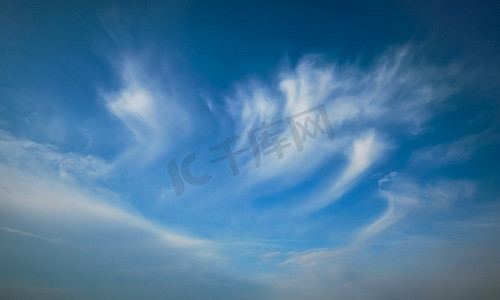 卷云纹摄影照片_与whie卷云背景纹理的蓝天。蔚蓝的天空和卷云