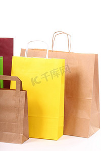黄色服装背景摄影照片_购物五颜六色的袋回收礼品袋孤立的背景