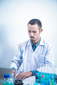 生物教学摄影照片_亚洲科学家在实验室，化学实验室进行研究