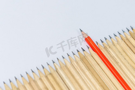 商业思维摄影照片_不同的铅笔脱颖而出，展示了不同于大众的独特的商业思维理念和独特的领导能力。