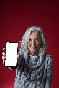 白屏黑屏手机展示的肖像老年女性