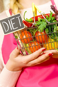 素食标志摄影照片_有节食标志的购物篮和许多五颜六色的蔬菜。健康的饮食方式，素食..节食蔬菜购物袋