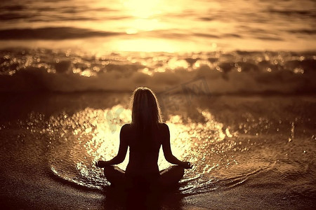 在海滩上的冥想和瑜伽/暑假概念健康美容，暑假瑜伽课程在海边